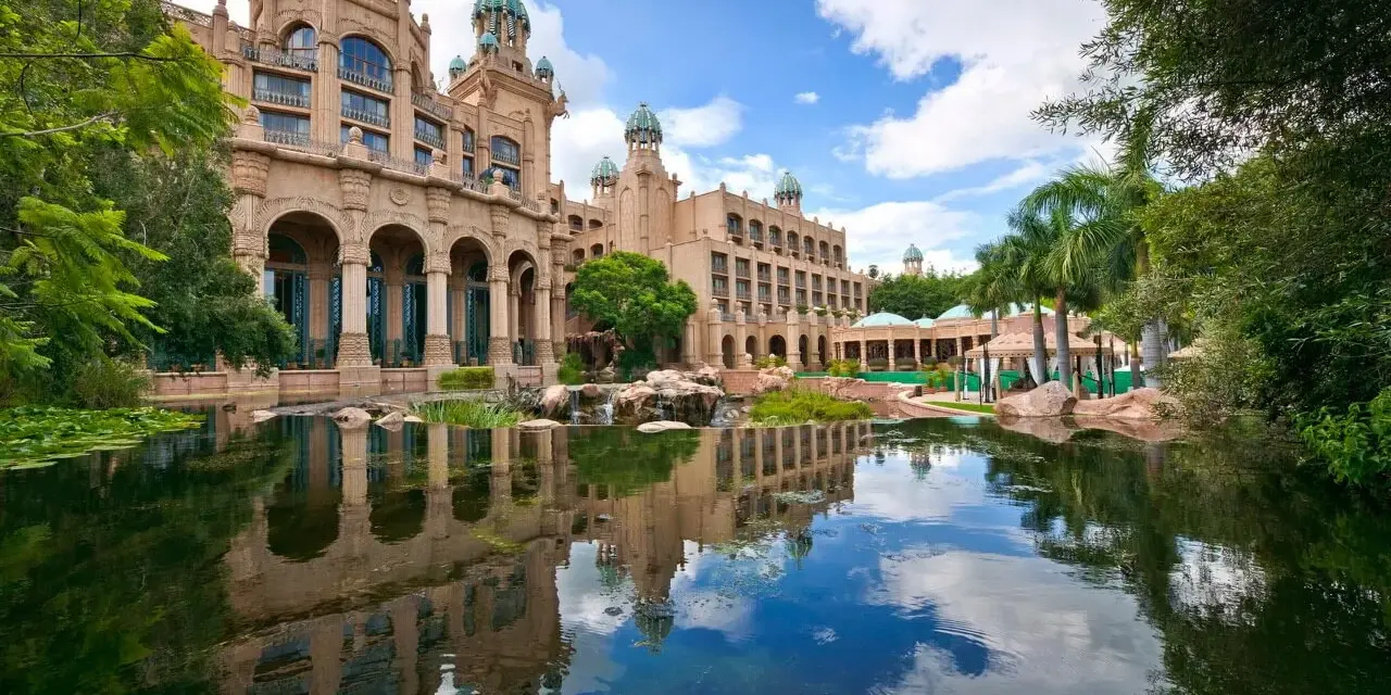 Majestatyczny hotel w Sun City, RPA, z basenem i palmami.