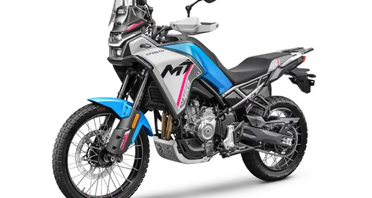 Moto da avventura CFMOTO MT 450, con livrea blu e grigia, pronta per sfidare le KTM su ogni terreno.