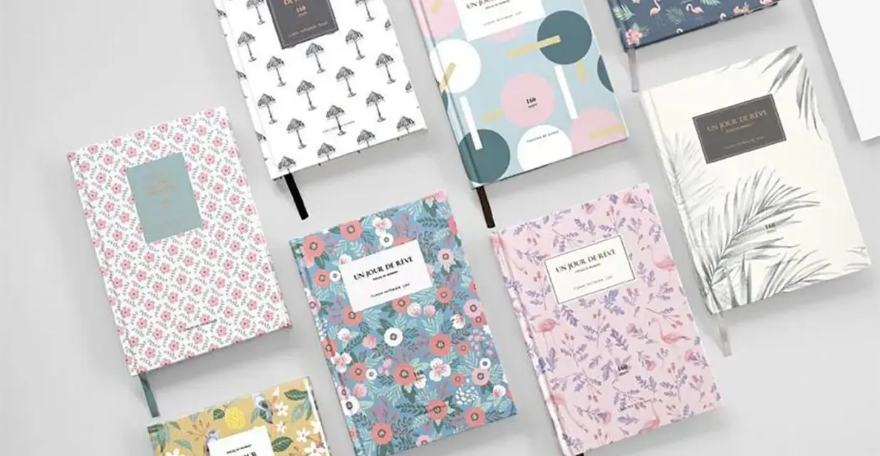 Variedad de tipos de cuadernos con diseños florales, de flamencos y abstractos.