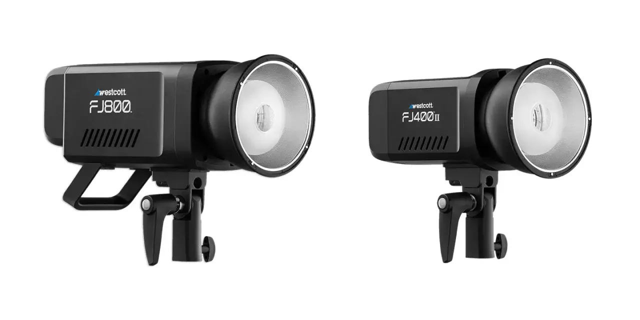 Dwa czarne lampy studyjne Westcott FJ800 i FJ400II na statywach, gotowe do sesji zdjęciowej.