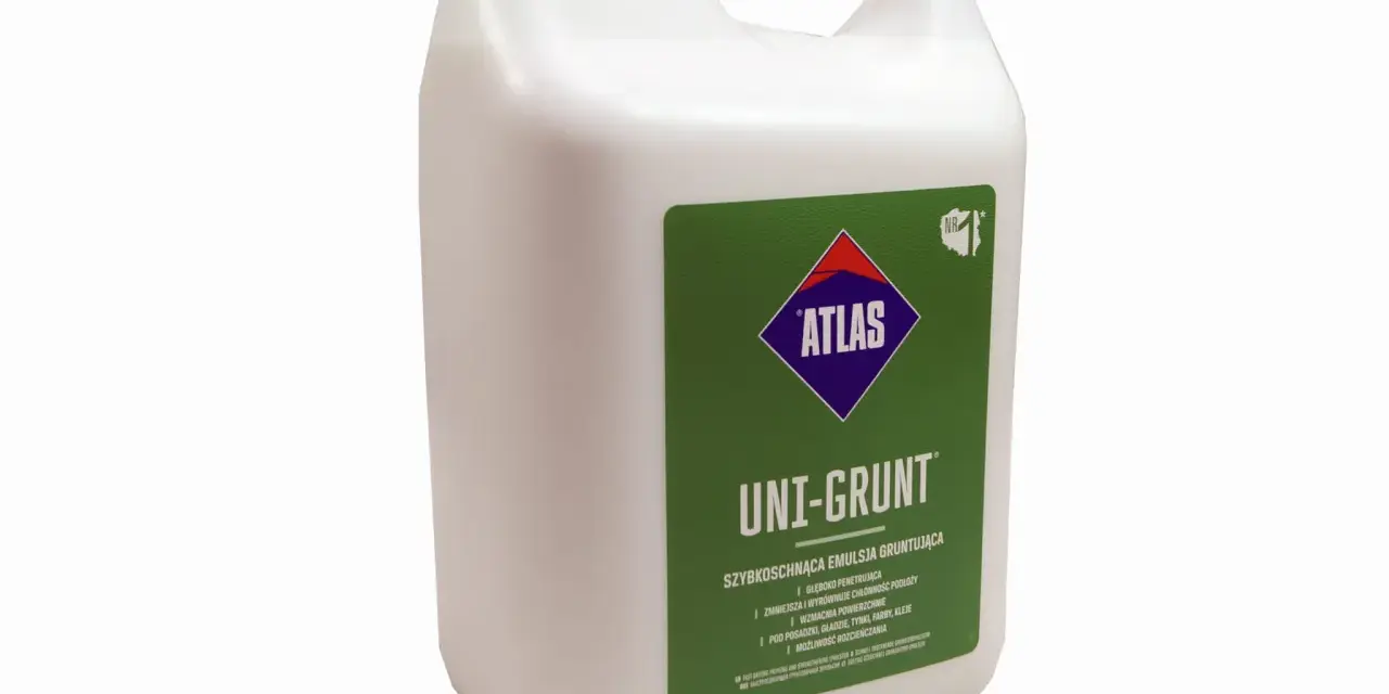 Biały kanister z zieloną etykietą Atlas Uni-Grunt. Produkt zapewnia wysoką wydajność i wzmacnia powierzchnie.