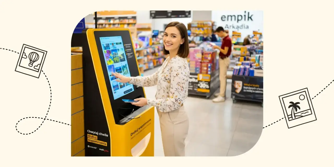 Uśmiechnięta kobieta korzysta z kiosku Empik, by wydrukować zdjęcia. Prosty sposób na zachowanie wspomnień.