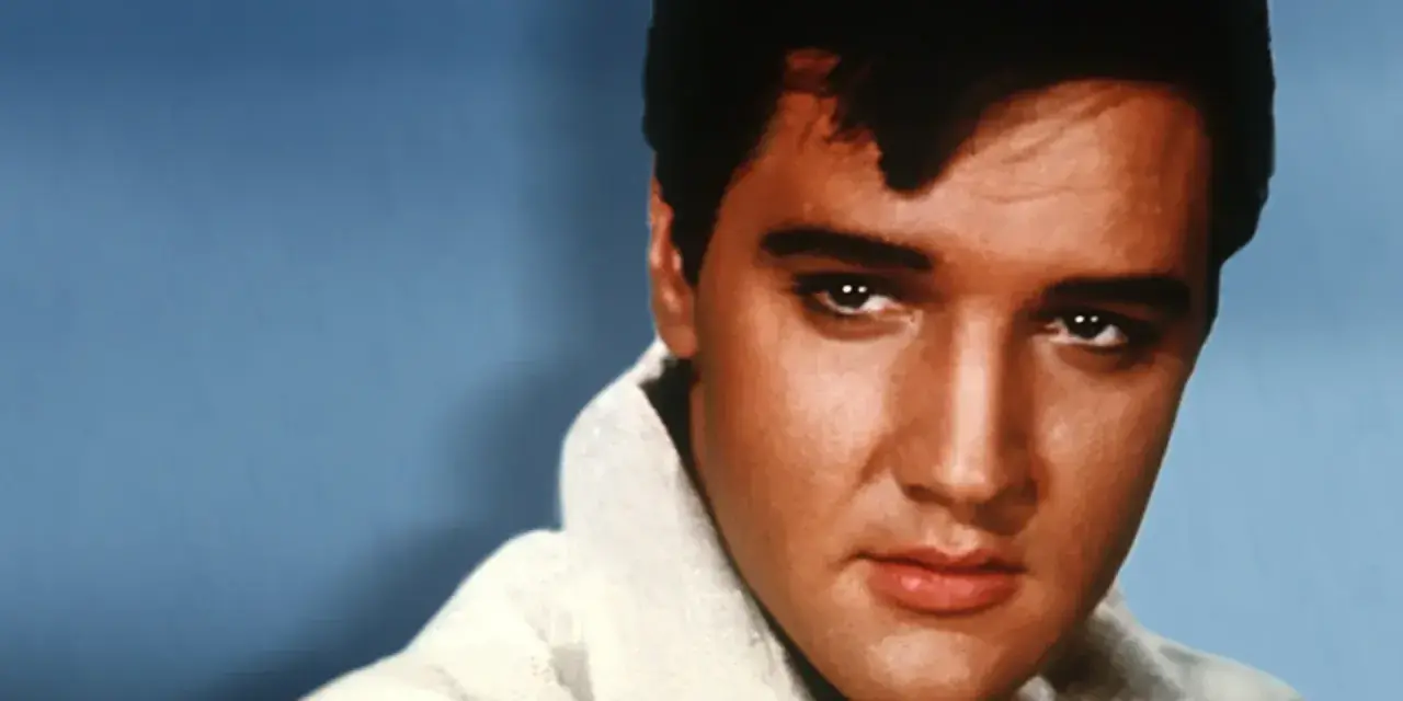 Elvis Presley, mit seinem ikonischen Blick, singt "Love Me Tender".