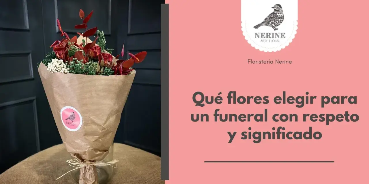 Un ramo de flores de la muerte, con rosas rojas secas y follaje verde, envuelto en papel marrón.