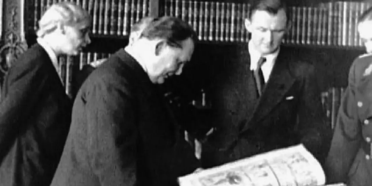 Bruno Lohse et d'autres hommes examinant un livre ouvert dans une bibliothèque.