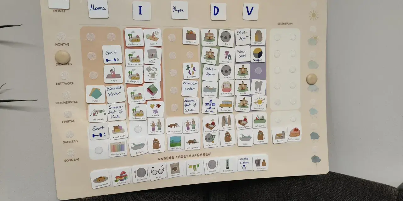 Ein gemeinsamer Kalender App mit Icons für tägliche Aufgaben wie Kindergarten, Sport und Arztbesuche.