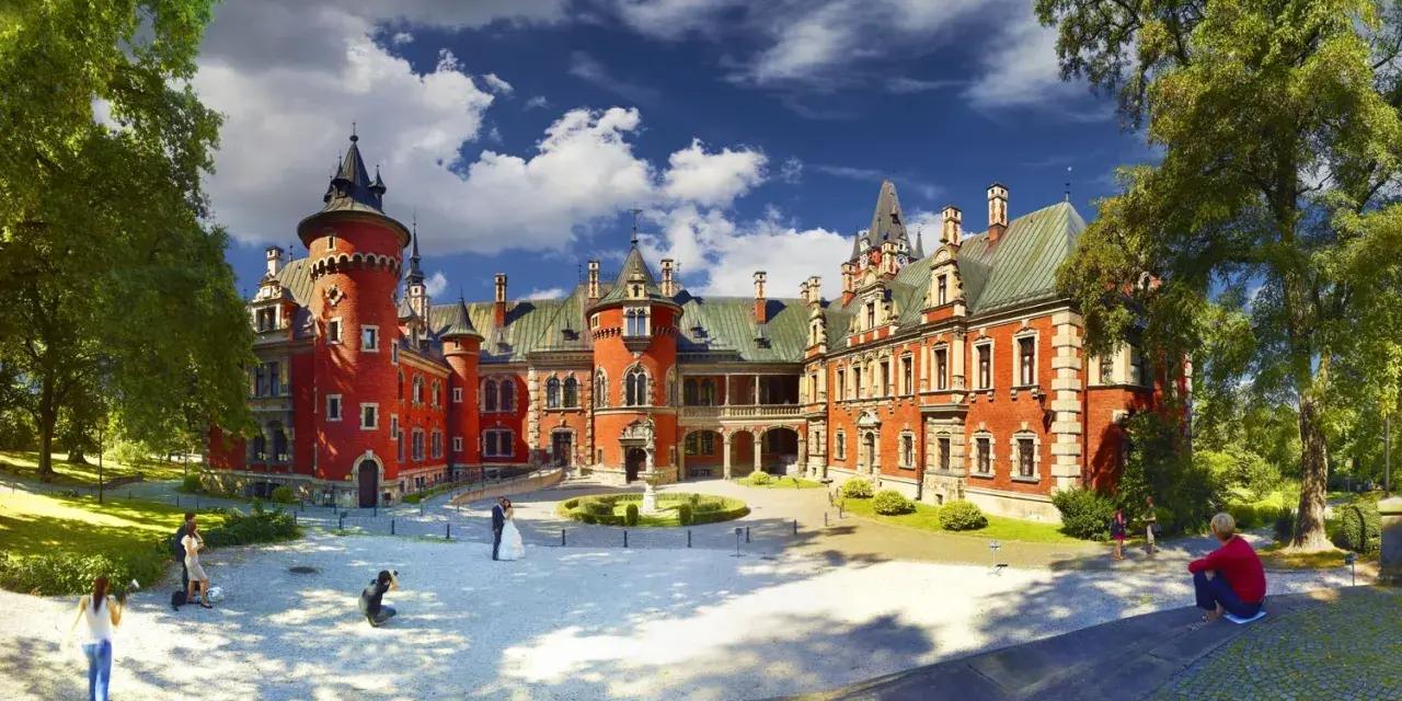 Zamek w Mosznej, idealne miejsce na Śląsku, co zwiedzić. Romantyczna sesja ślubna na dziedzińcu.