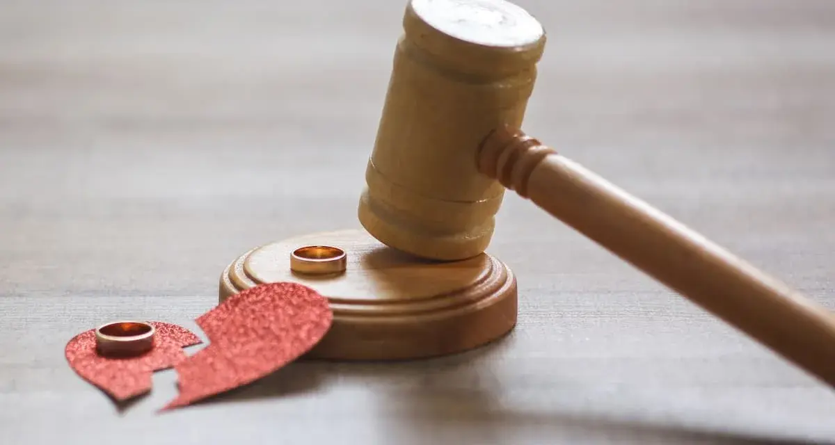 Marteau de juge, cœurs brisés et alliances. Ma femme demande le divorce, quels sont mes droits ?