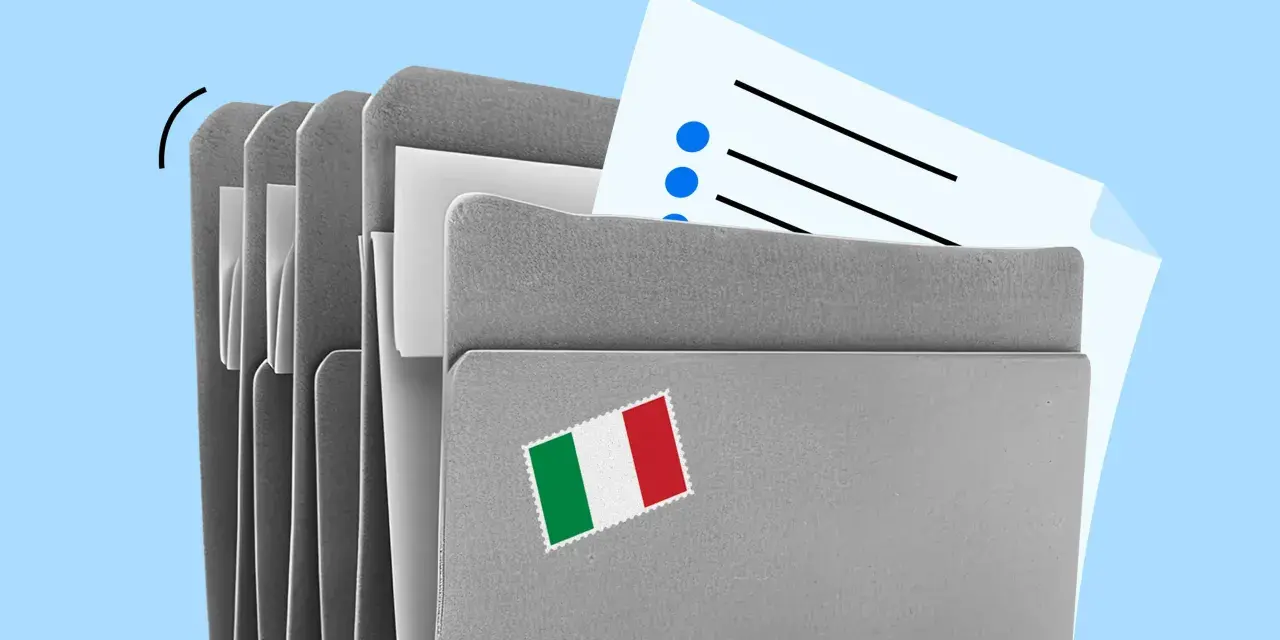 Cartella grigia con bandiera italiana e foglio con elenco puntato. Scopri quanto costa reimmatricolare una macchina.