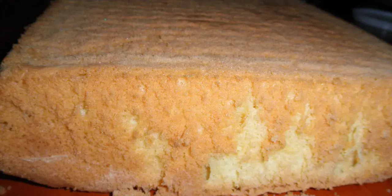 Puszyste ciasto biszkoptowe, idealne do tortów. Ten przepis na ciasto biszkoptowe jest prosty i szybki.