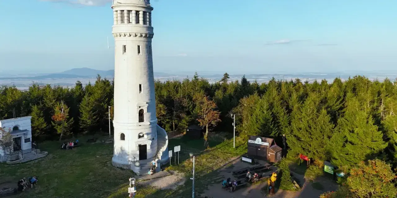 Wielka sowa, wieża widokowa na szczycie góry, otoczona lasem.