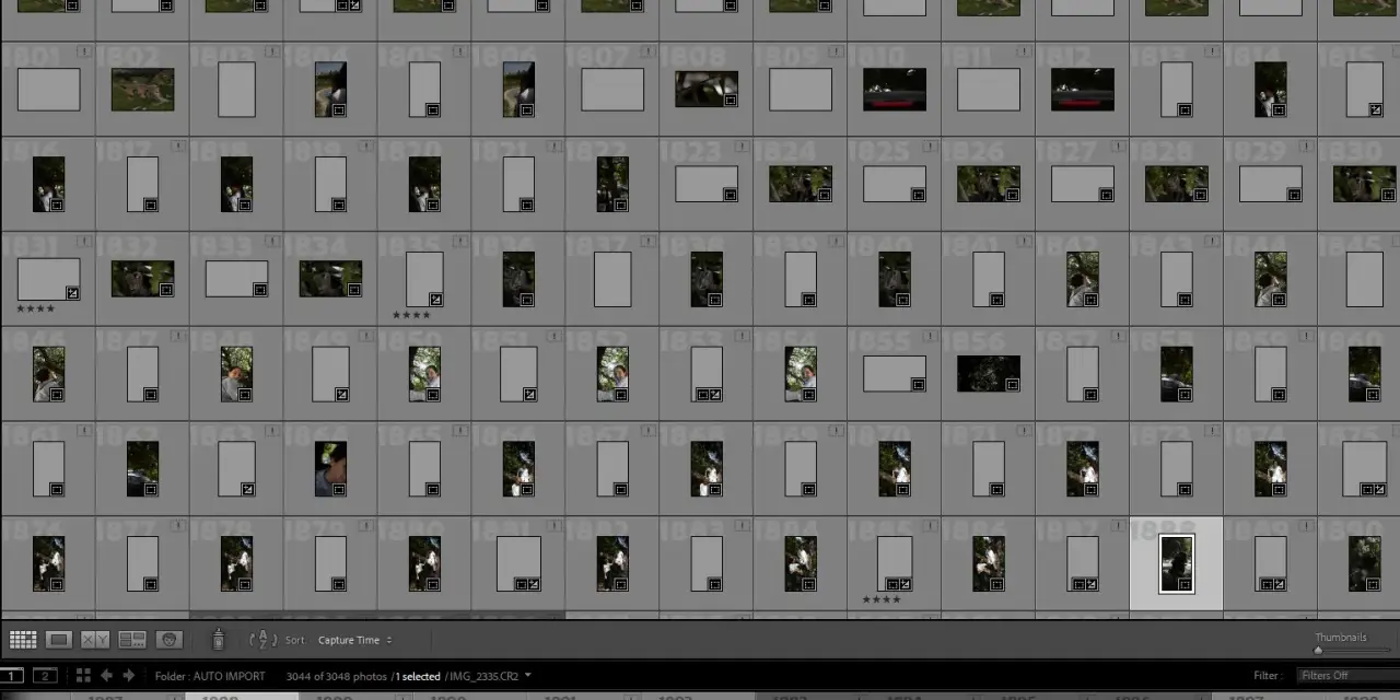 Interface Lightroom : plusieurs vignettes de photos, certaines avec un point d'exclamation indiquant un "fichier introuvable".
