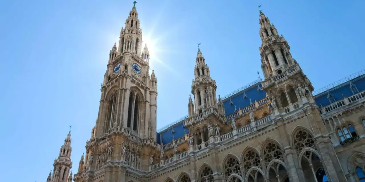 Das Wiener Rathaus im Sonnenschein. Hier kann man viel in Wien machen, z.B. das Rathaus besichtigen.