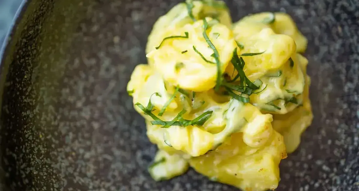 Cremiger Kartoffelsalat mit Mayonnaise, garniert mit frischen Kräutern. Ein klassisches Kartoffelsalat Rezept, das immer schmeckt.