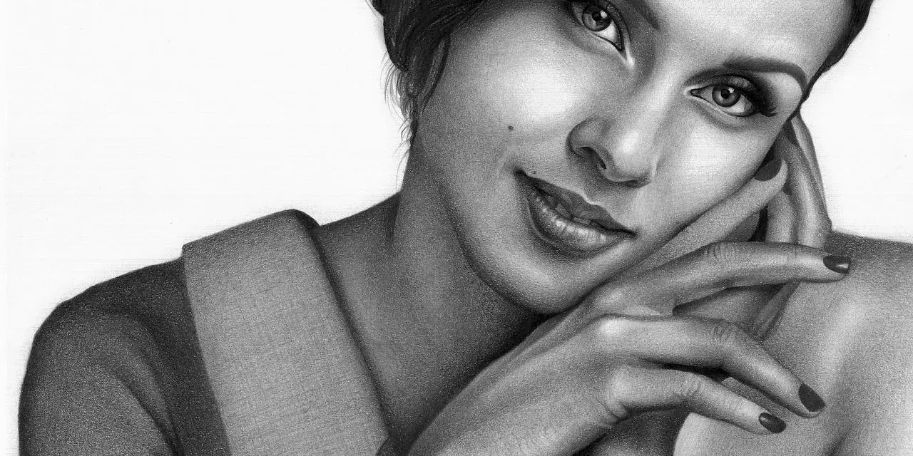 Portrait au crayon d'une femme au visage asymétrique, le regard intense, la main posée sur la joue, un sourire énigmatique.
