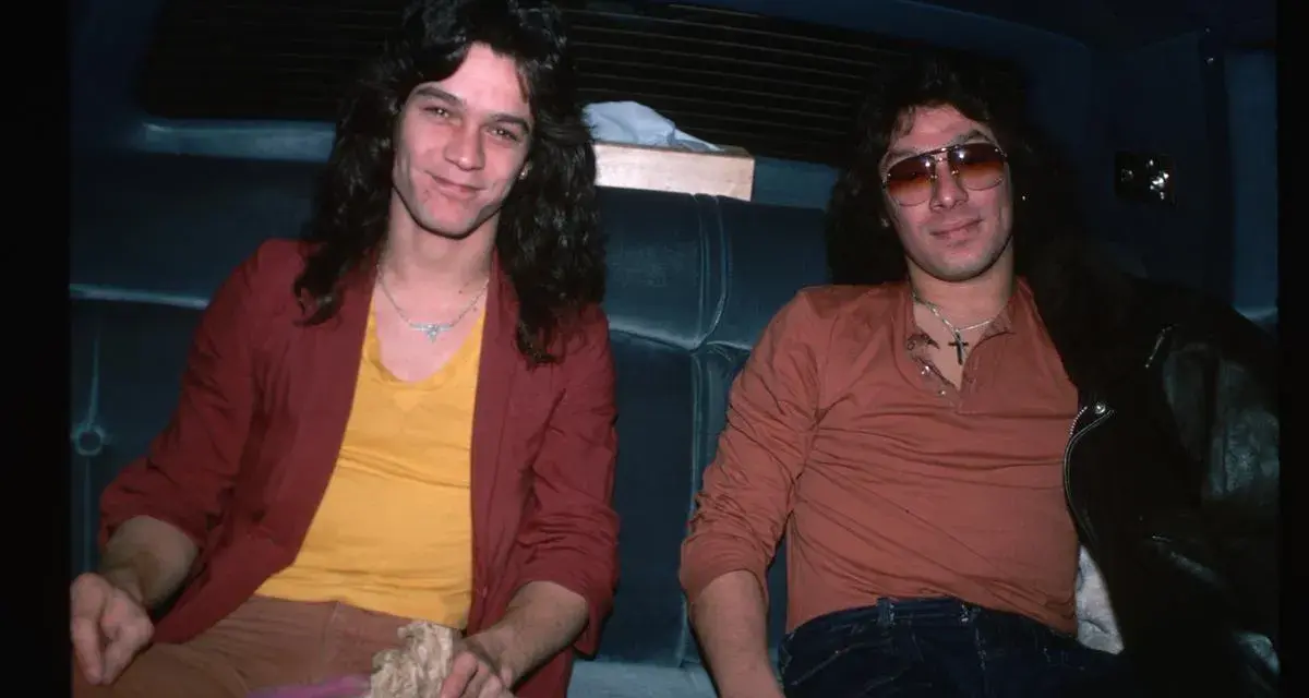 Alex Van Halen i jego brat Eddie Van Halen siedzą w samochodzie, obaj w stylowych ubraniach z lat 80.