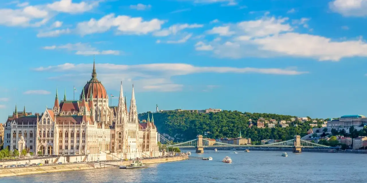 Budynek Parlamentu w Budapeszcie nad Dunajem, jeden z najpiękniejszych widoków Węgier.