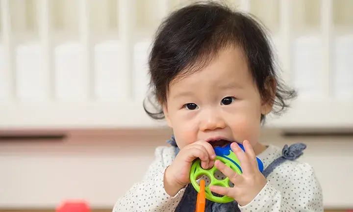 Kiedy wychodzą zęby 5? Sprawdź, co musisz wiedzieć o teethingu