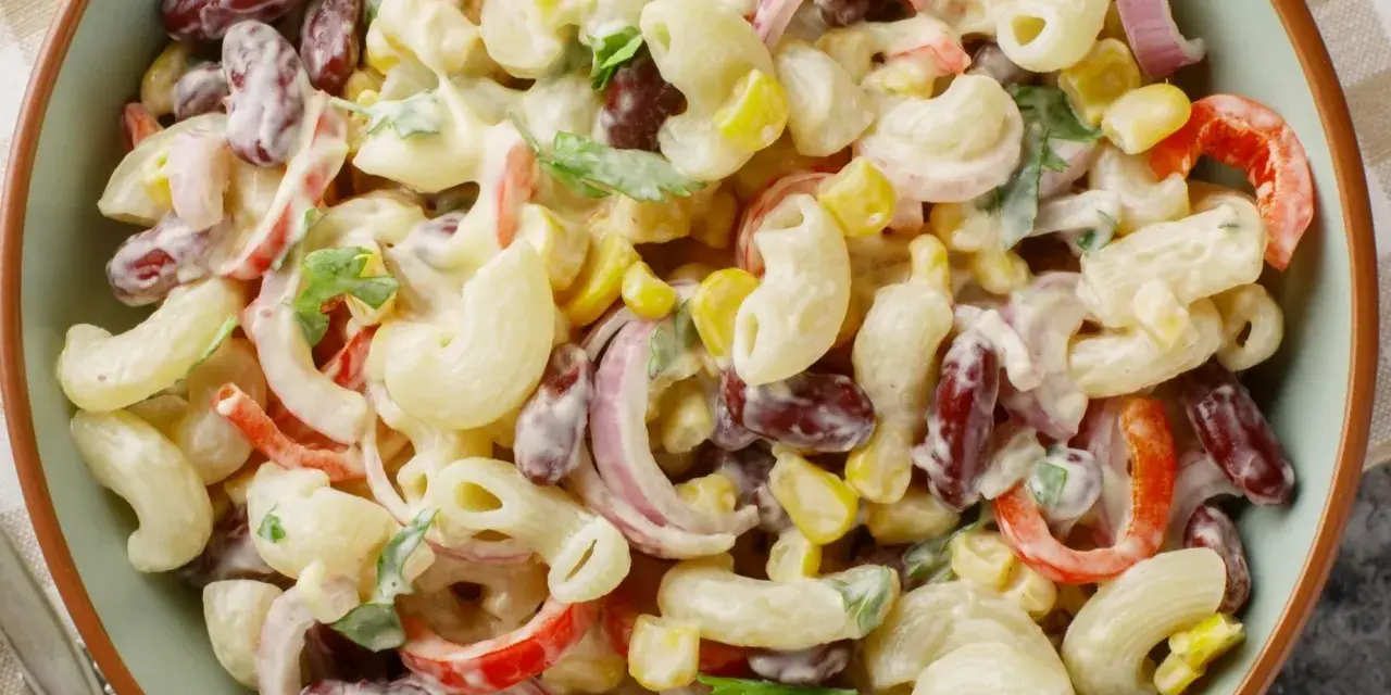 Sałatka z makaronem orzo i ogórkiem: przepis na hit każdej imprezy!