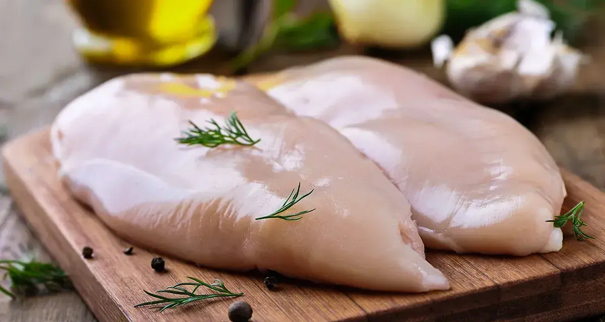 Ile piec filet z kurczaka, aby był soczysty i pełen smaku?