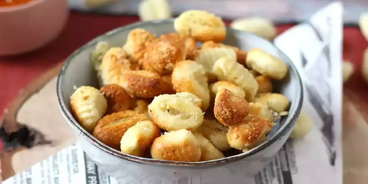 Gnocchi dorati e croccanti, cotti alla perfezione nella friggitrice ad aria. Un contorno o antipasto delizioso e veloce.