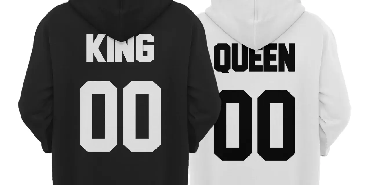 Czarna bluza z napisem KING i biała bluza z napisem QUEEN, obie z numerem 00. Idealne bluzy king queen dla pary.