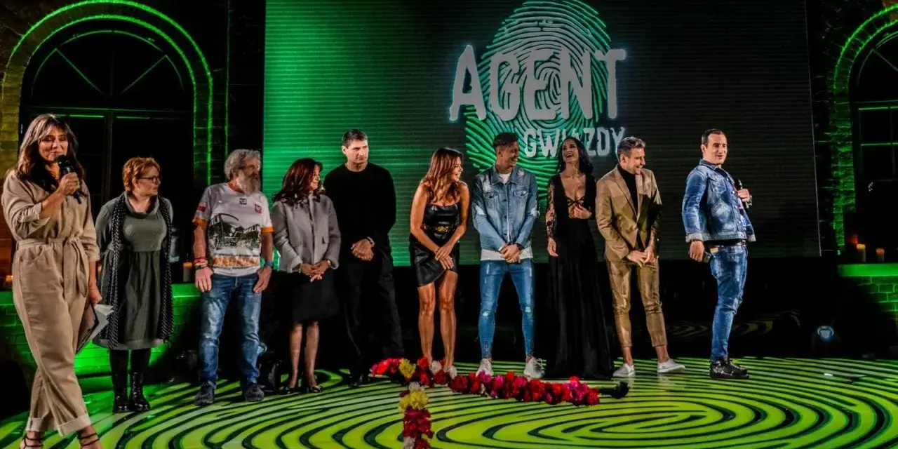 Uczestnicy programu "Agent Gwiazdy" na scenie. Kto jest agentem?