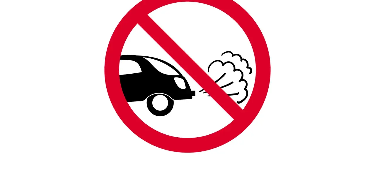 Verkehrszeichen: Motor laufen lassen verboten. Schwarzes Auto mit Abgaswolke, durchgestrichen.