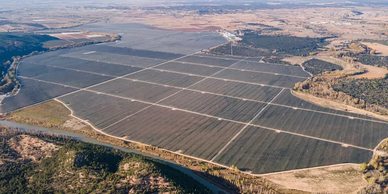 Vasta extensión de paneles solares, demostrando la **importancia de las energías renovables** para el futuro del planeta.