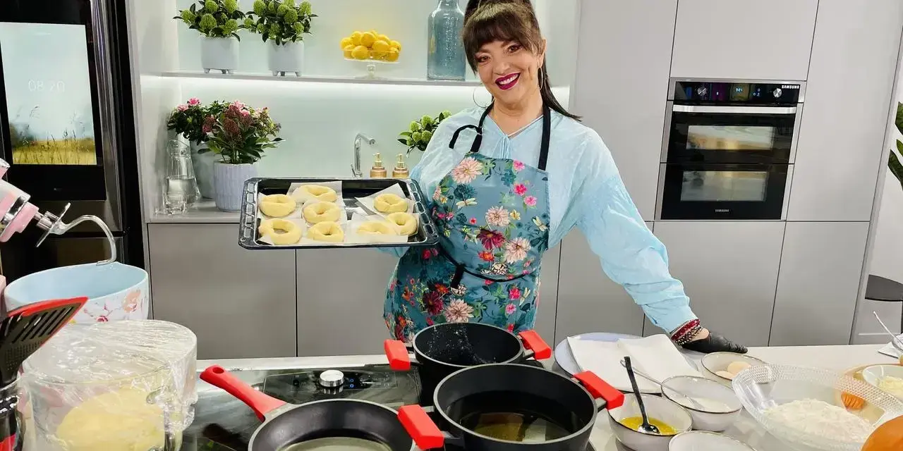 Cristina Catese przygotowuje pączki. Na blacie widać składniki i gotowe ciasto.