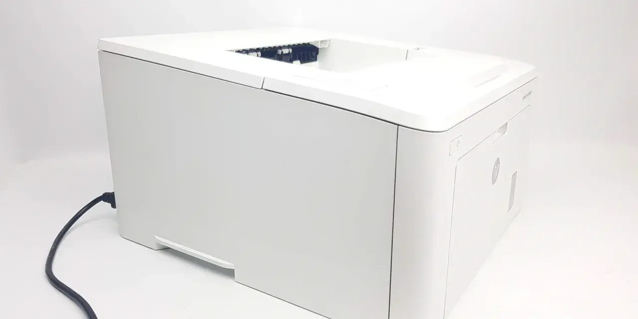Biała drukarka HP LaserJet Pro M203dn z czarnym kablem zasilającym, gotowa do pracy.