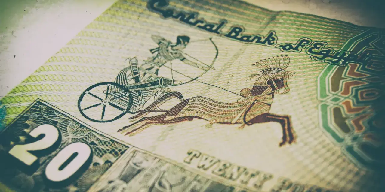 Fragment banknotu z wizerunkiem rydwanu i łucznika. Widoczna cyfra 20 i napis "Twenty Pounds". To jest funt egipski.