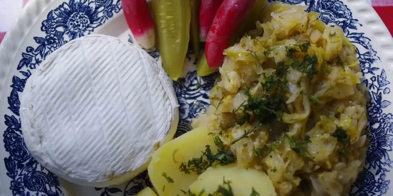 Pyszny camembert z frytkownicy, podany z ziemniakami, kiszonymi ogórkami i rzodkiewką.