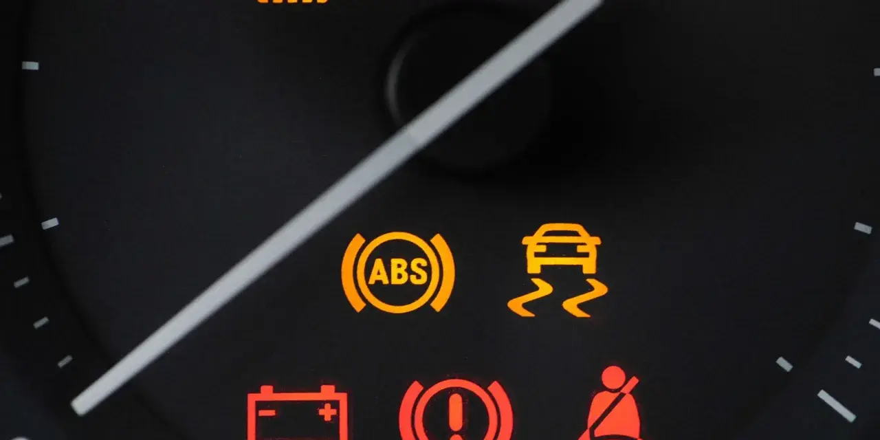 Warnleuchten im Auto: Reifendruck, ABS, ESP, Batterie, Bremsen, Gurt. Das motorsteuerung symbol ist nicht sichtbar.