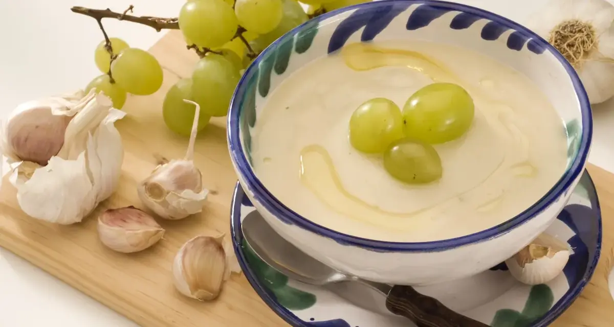 Ajoblanco en cuenco con uvas verdes, ajos y aceite de oliva.