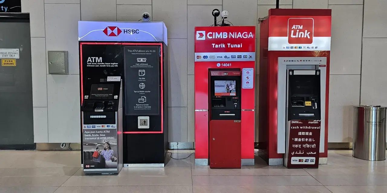 Cztery bankomaty: HSBC, CIMB NIAGA, ATM Link i jeden nieznany. Wszędzie można wypłacić walutę na bali.