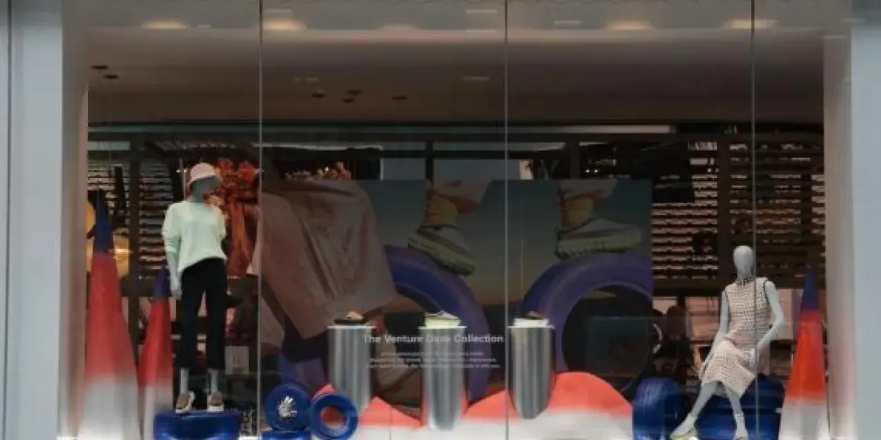 Escaparate con maniquíes y calzado, un ejemplo de visual merchandising creativo.