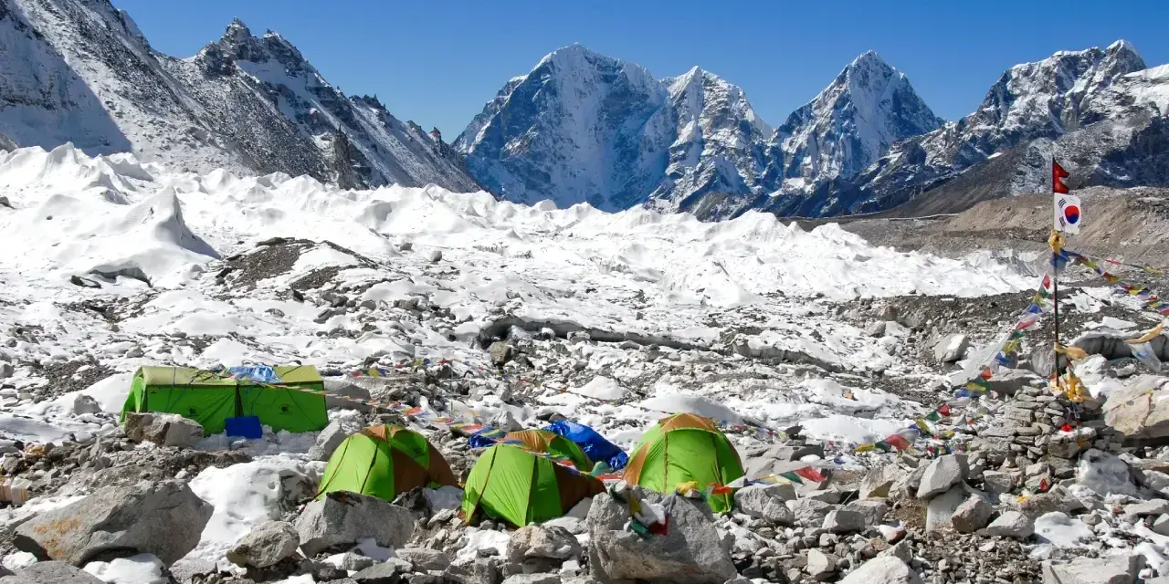 Namiot obozu na Mount Everest, jakby śpiąca królewna czekała na przebudzenie wśród lodowców i ośnieżonych szczytów.