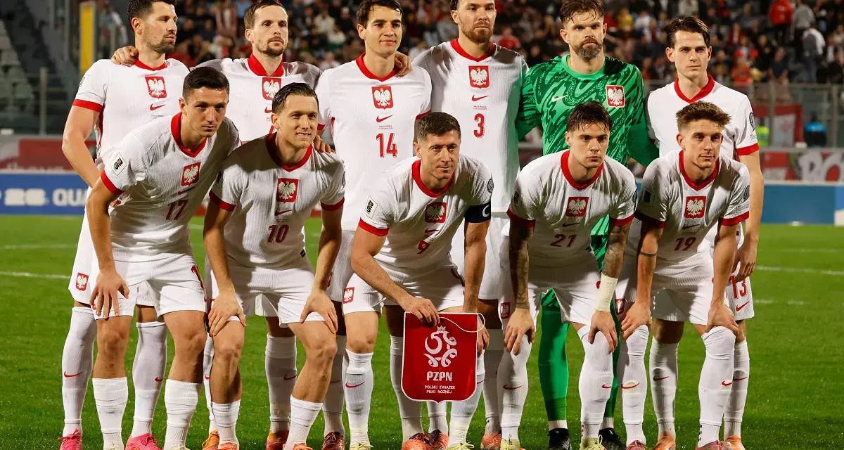 Piłkarze reprezentacji Polski w białych strojach, gotowi do gry. To wszystko o kibicach, którzy ich wspierają!