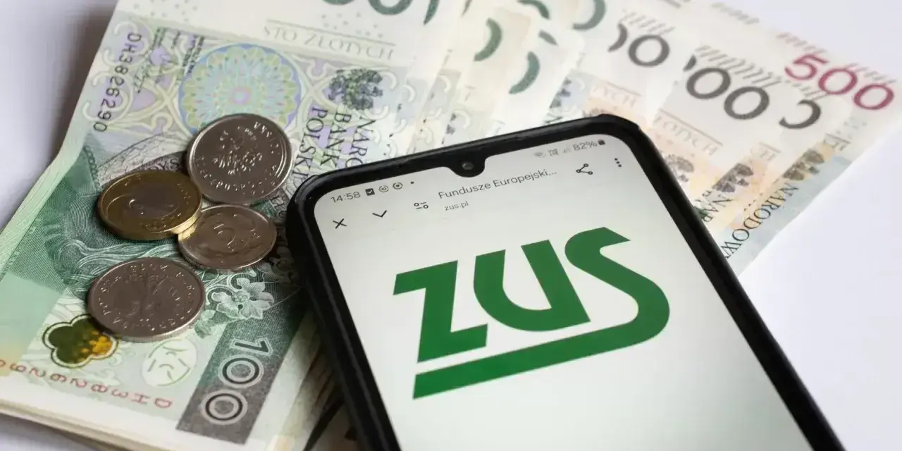 Złotówki i monety na tle ekranu telefonu z logo ZUS. To może być obrazek o okresowa emerytura kapitałowa.