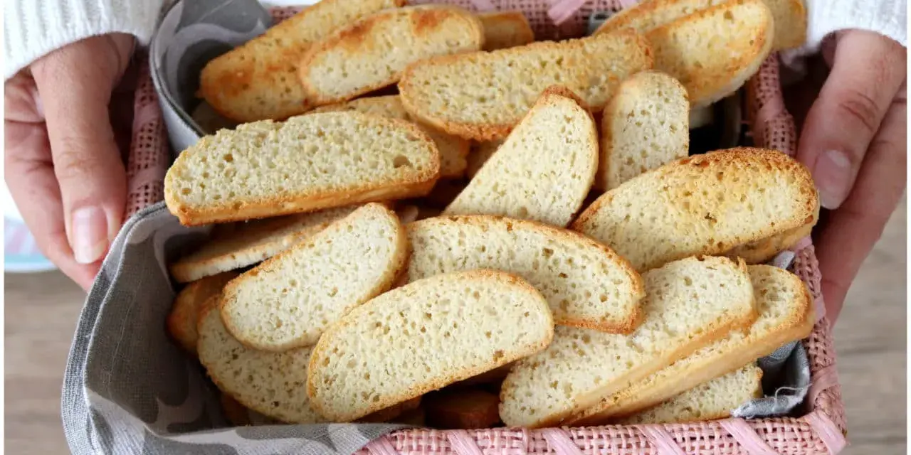 Cesto pieno di biscotti veneziani dorati, perfetti per inzuppare.