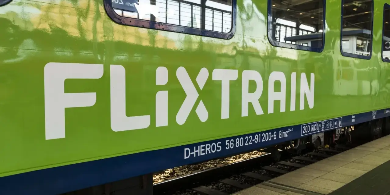 Zielona lokomotywa FlixTrain Polska na torach, gotowa do podróży.