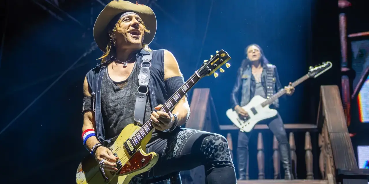 Ein Gitarrist mit Hut spielt auf der Bühne, im Hintergrund ein weiterer Musiker. Ein Konzert von Alice Cooper.