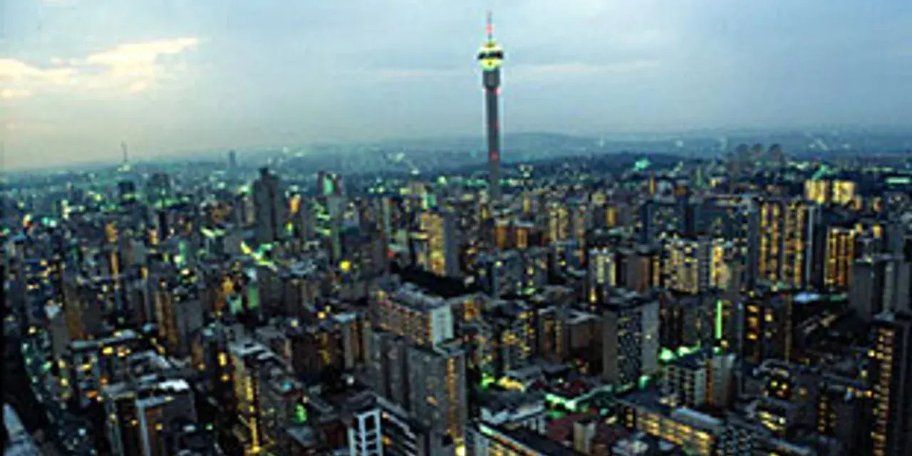 Widok na nocne miasto, największe miasto w RPA, z wieżą Hillbrow Tower w tle.
