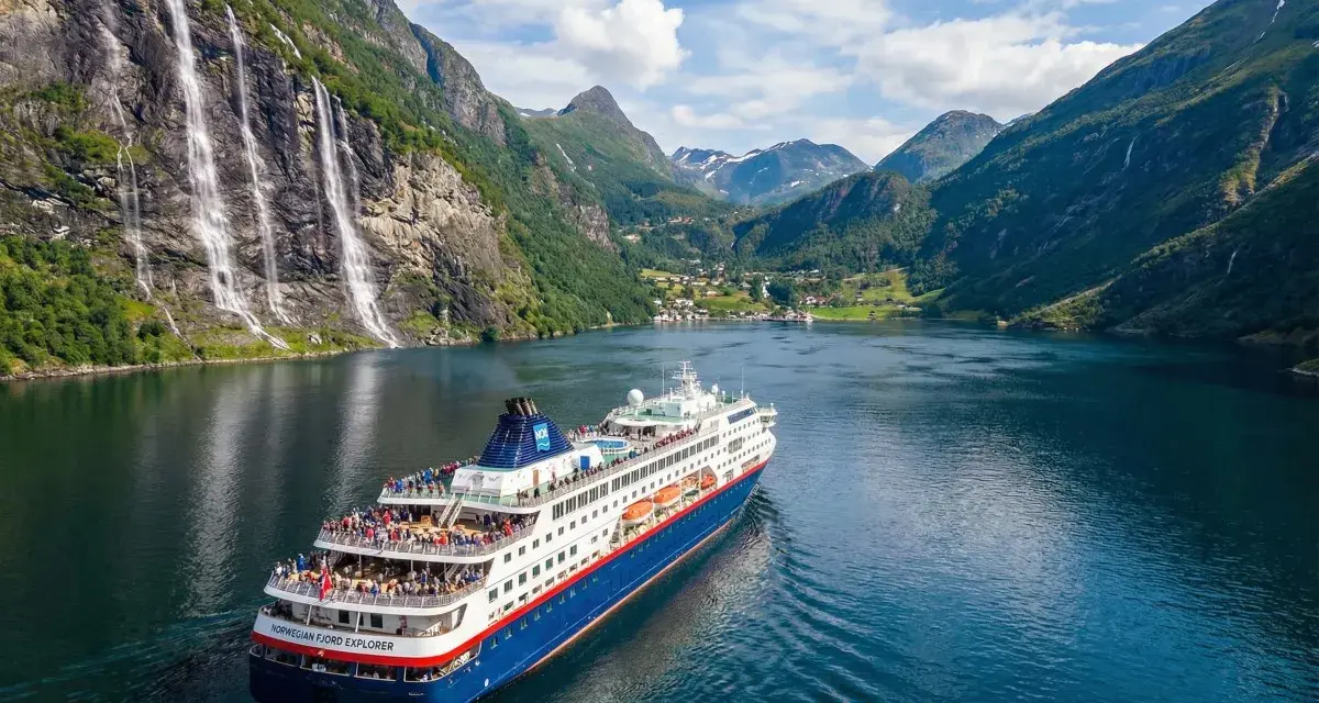 Statek wycieczkowy "Norwegian Fjord Explorer" płynie przez malowniczy fiord. To idealny sposób, by zobaczyć, co można przewieźć do Norwegii – zapierające dech w piersiach krajobrazy!