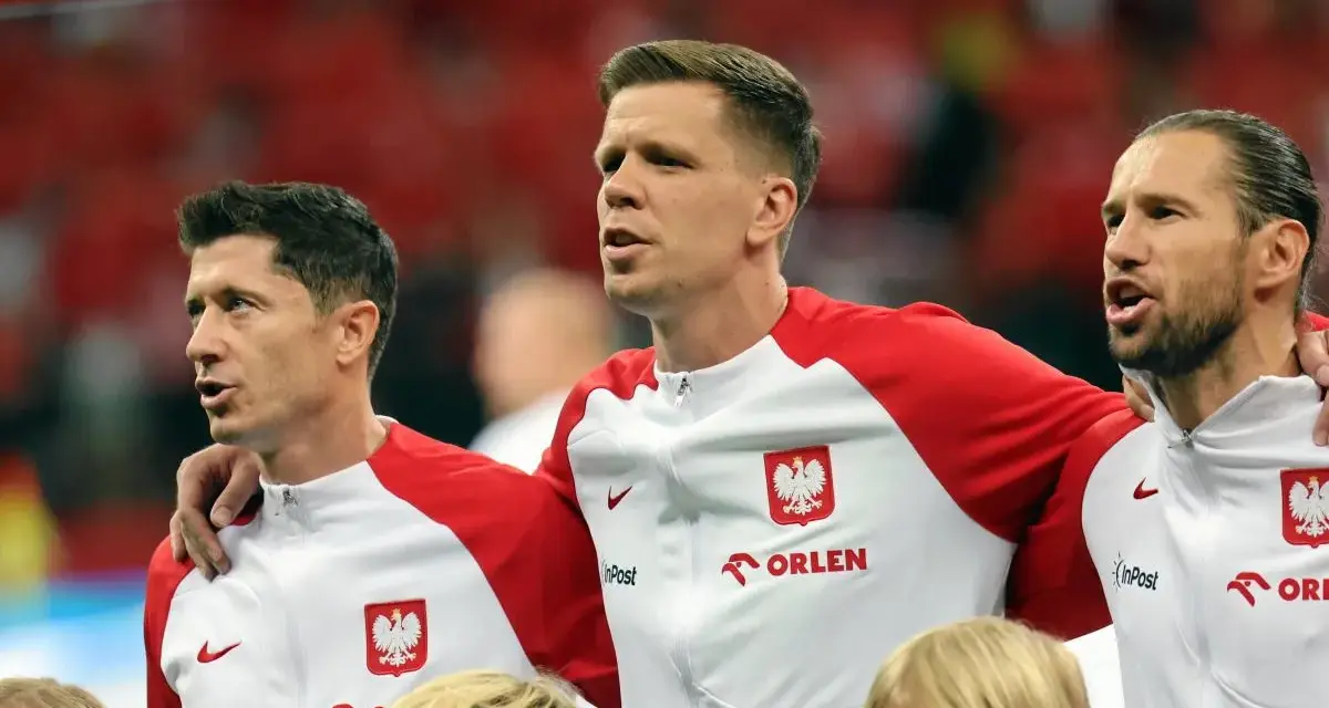 Piłkarze reprezentacji Polski, w tym Lewandowski, w biało-czerwonych strojach. Ich pozycja w rankingach jest ważna dla kibiców.