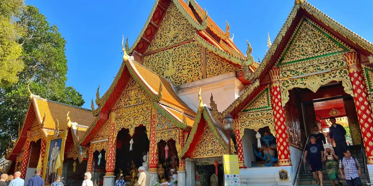 Złote zdobienia świątyni Wat Phra That Doi Suthep, jeden z głównych punktów, które warto zobaczyć w Chiang Mai.