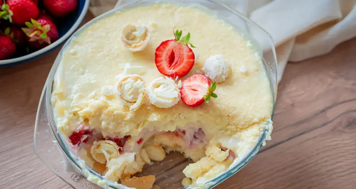 Cremiger Erdbeer-Dessert-Auflauf mit Biskuit und Kokosflocken. Tolle nachtisch ideen für den Sommer!
