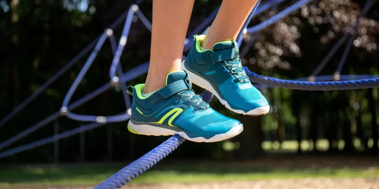 Scarpe sportive blu e verdi con lacci, perfette per l'avventura. Il numero scarpe USA è difficile da determinare senza un riferimento.