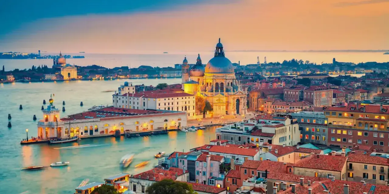Vista mozzafiato di Venezia al tramonto, con la Basilica di Santa Maria della Salute e i canali. Uno dei migliori scorci di Venezia.